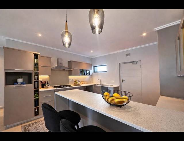 3 BEDROOM APARTMENT FOR SALE IN BRYANSTON